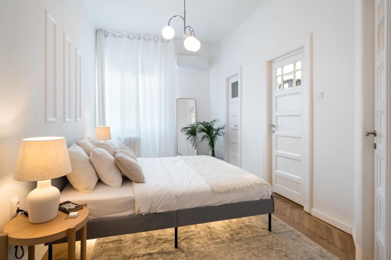 Cismigiu Serenity: 1Br Flat With Scenic Balcony 부쿠레슈티 외부 사진