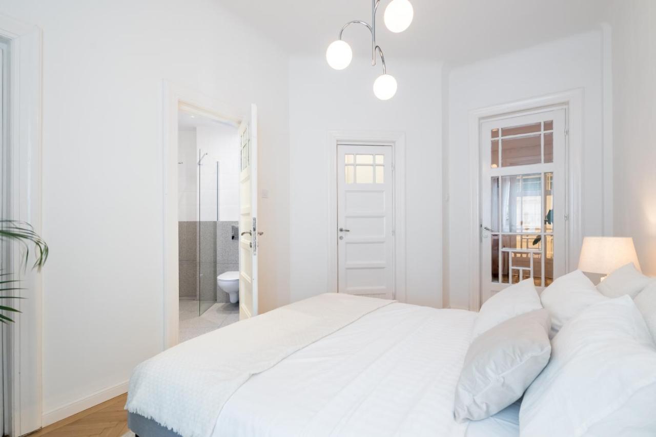 Cismigiu Serenity: 1Br Flat With Scenic Balcony 부쿠레슈티 외부 사진
