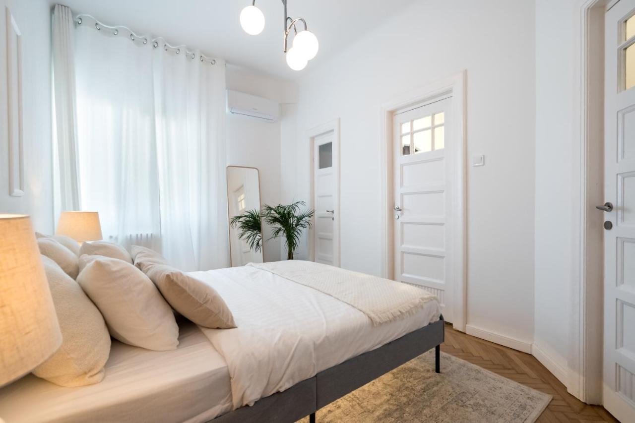 Cismigiu Serenity: 1Br Flat With Scenic Balcony 부쿠레슈티 외부 사진