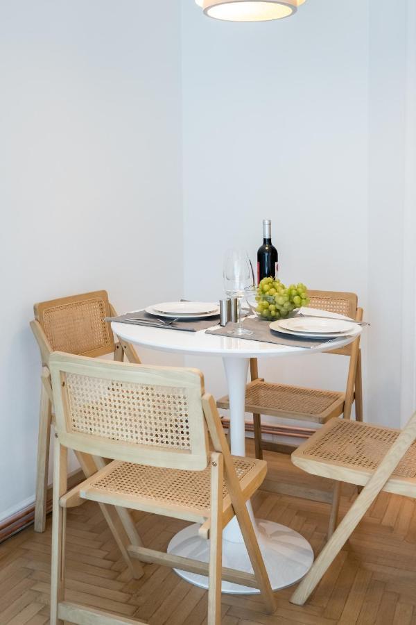 Cismigiu Serenity: 1Br Flat With Scenic Balcony 부쿠레슈티 외부 사진