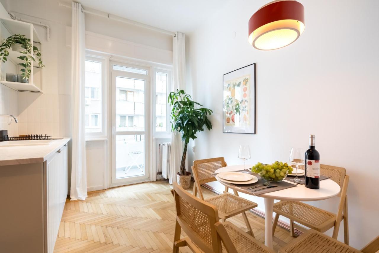 Cismigiu Serenity: 1Br Flat With Scenic Balcony 부쿠레슈티 외부 사진